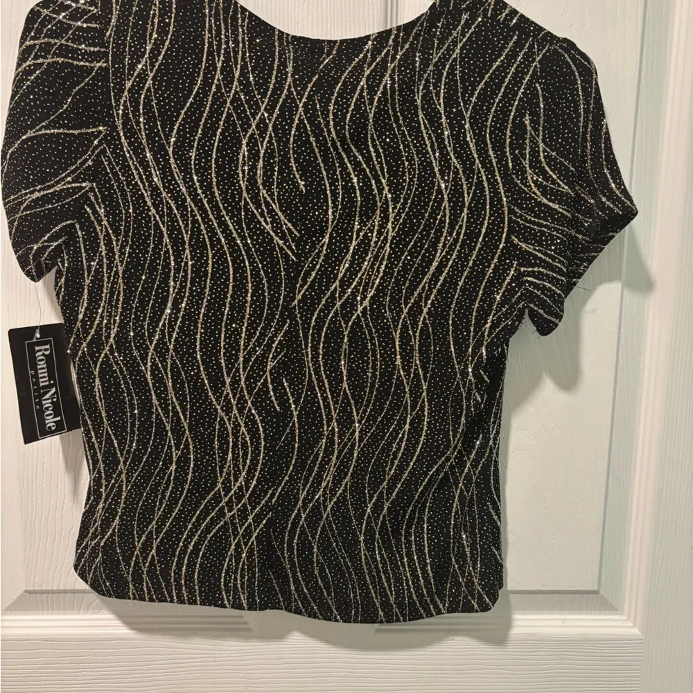 Ronni Nicole Black and Silver Graphic Crop Blouse - Picture 2 of 4